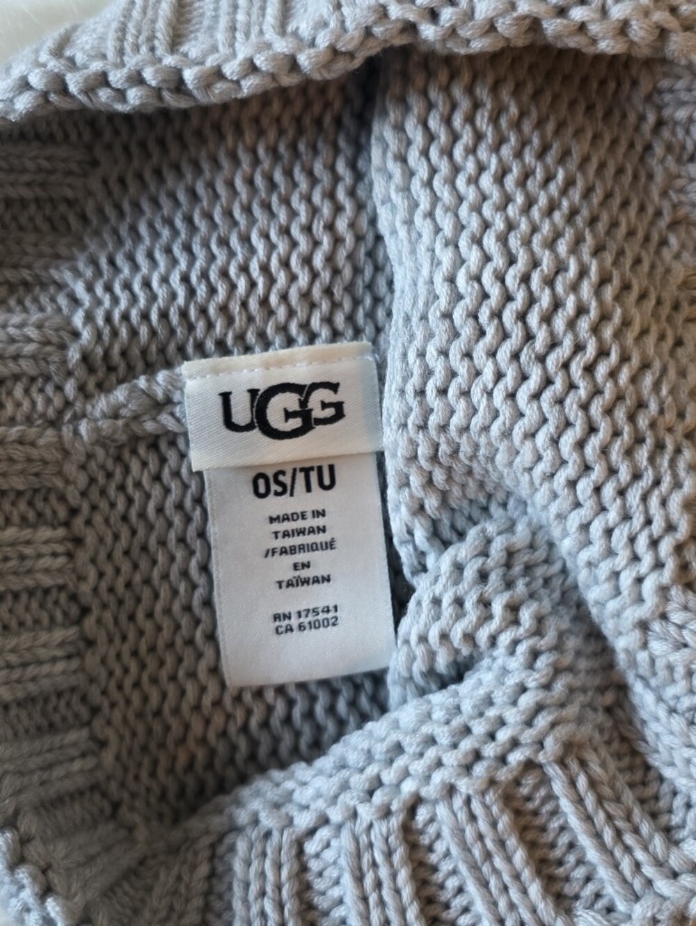 NWT- UGG Cuff Knit Beanie With Yarn Pom (Grey Heather) - Picture 6 of 6